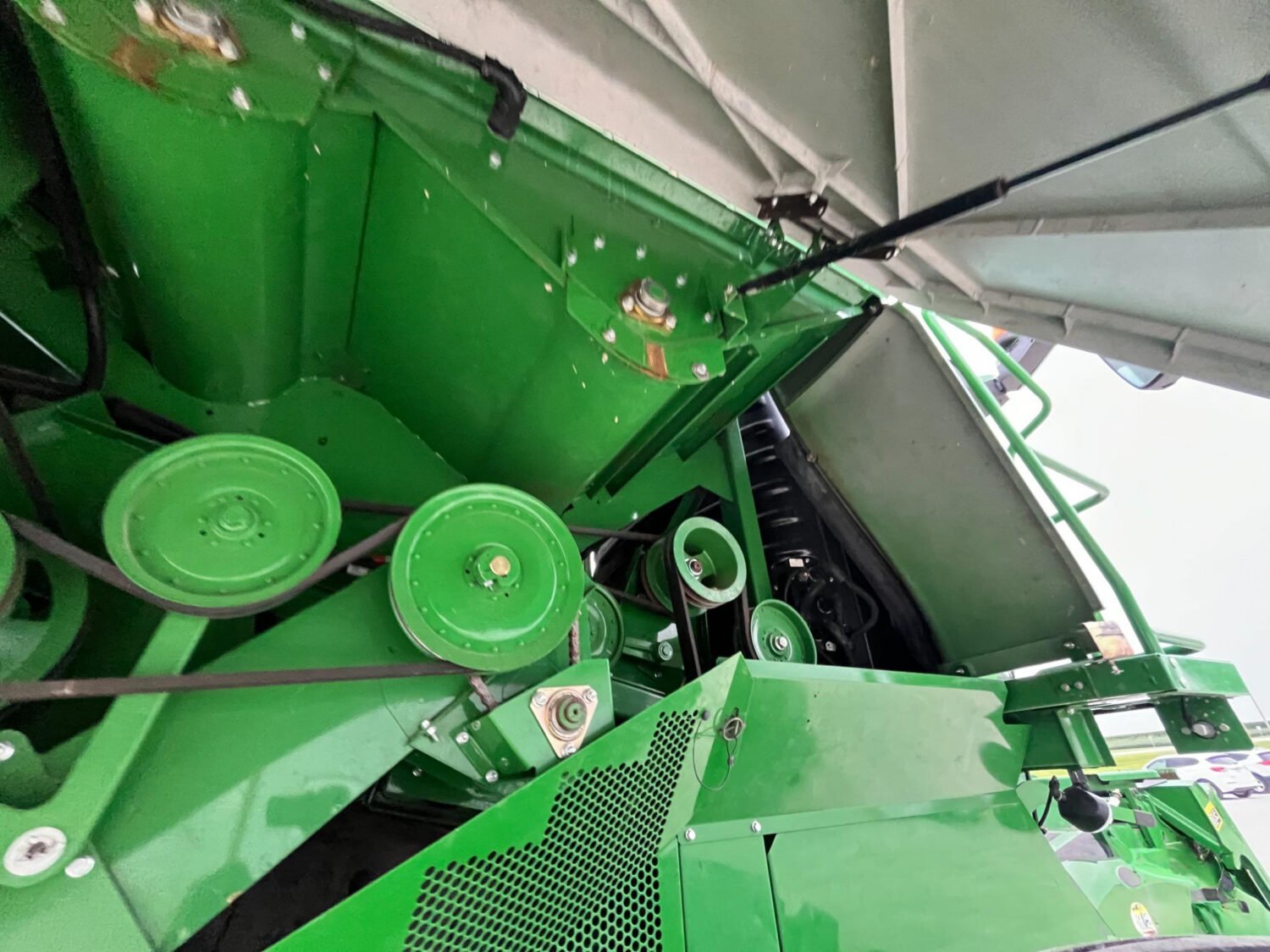 2014 John Deere S660 4WD Combine (87)